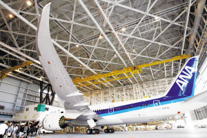隨著一架B787“夢(mèng)想飛機(jī)”在日本東京羽田機(jī)場(chǎng)著陸，波音公司終于結(jié)束了其為期3年延遲交付的噩夢(mèng)