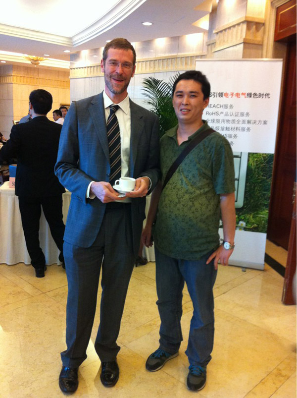 潤大世紀員工與環(huán)球資源首席運營官、執(zhí)行總裁裴克為(Craig Pepples)在一起